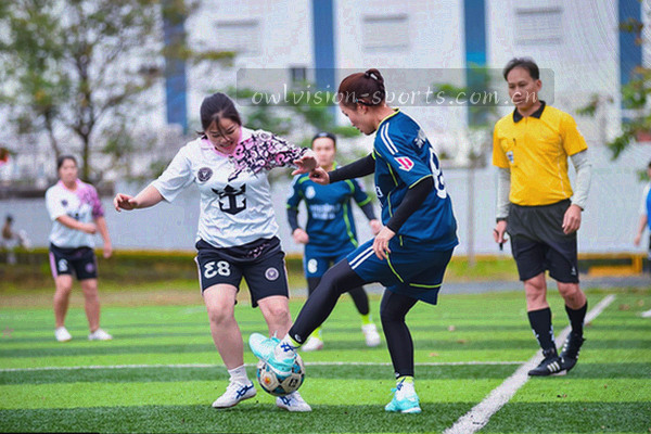 客服支持人员正在电脑前回复，背景中可见球队标识